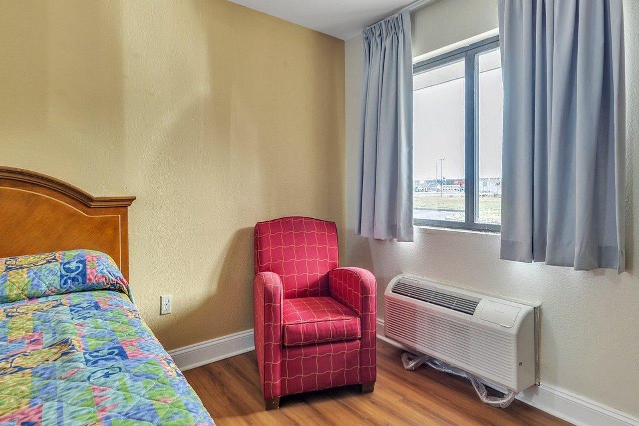 Studios And Suites 4 Less Emporia Zewnętrze zdjęcie